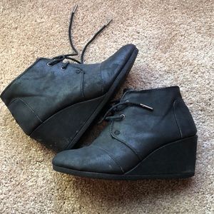 Tom’s black wedges